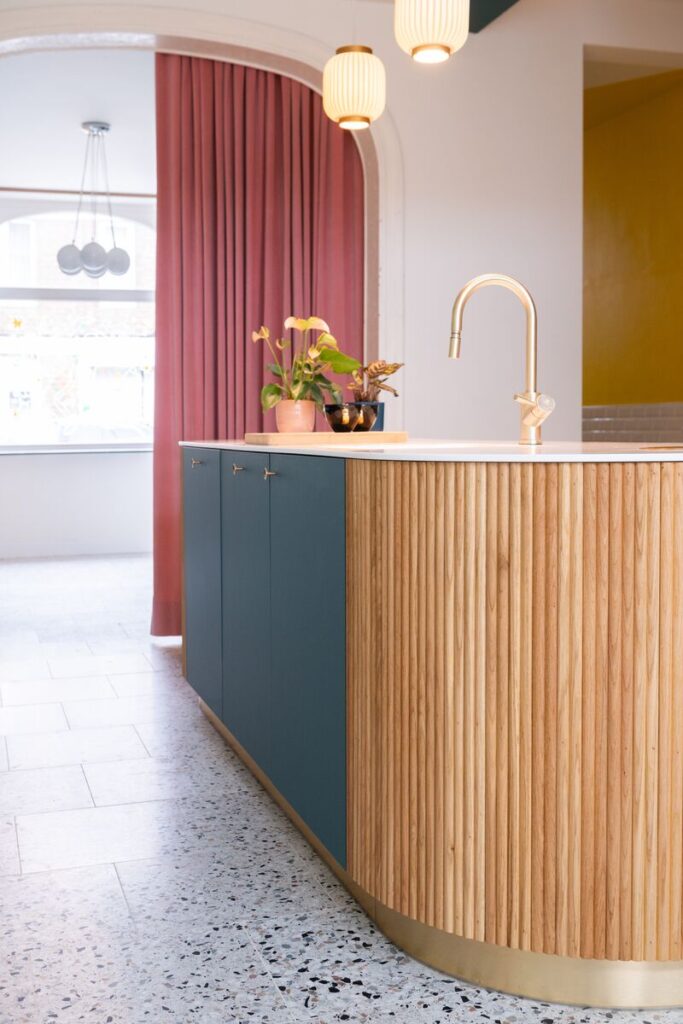 Medium Kitchen by Atelier Gee Vert Sarcelle TOUCH 02