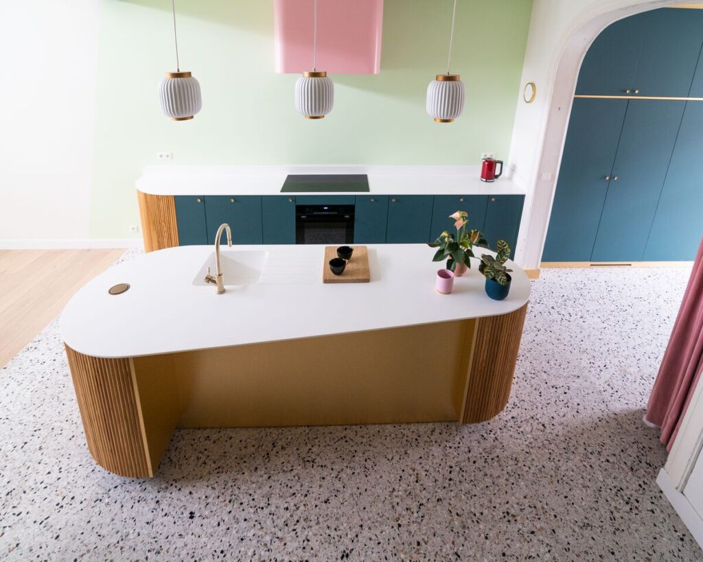 Medium Kitchen by Atelier Gee Vert Sarcelle TOUCH 06