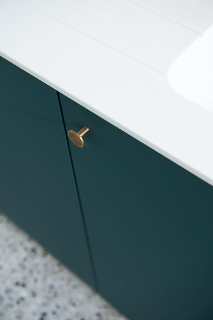 Medium Kitchen by Atelier Gee Vert Sarcelle TOUCH 09