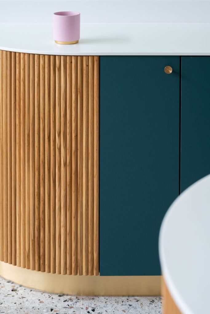 Medium Kitchen by Atelier Gee Vert Sarcelle TOUCH 12