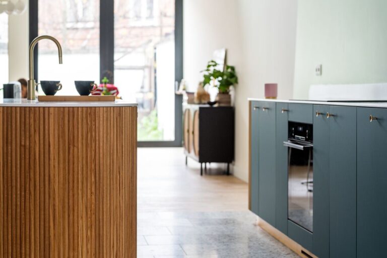 Medium Kitchen by Atelier Gee Vert Sarcelle TOUCH 13 1